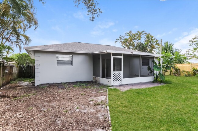 Building Photo - 3013 SE Banyan St