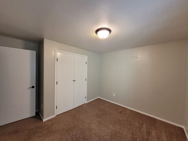 Building Photo - $1575 - 4 bedroom/ 2 bathroom - Gorgeous q...