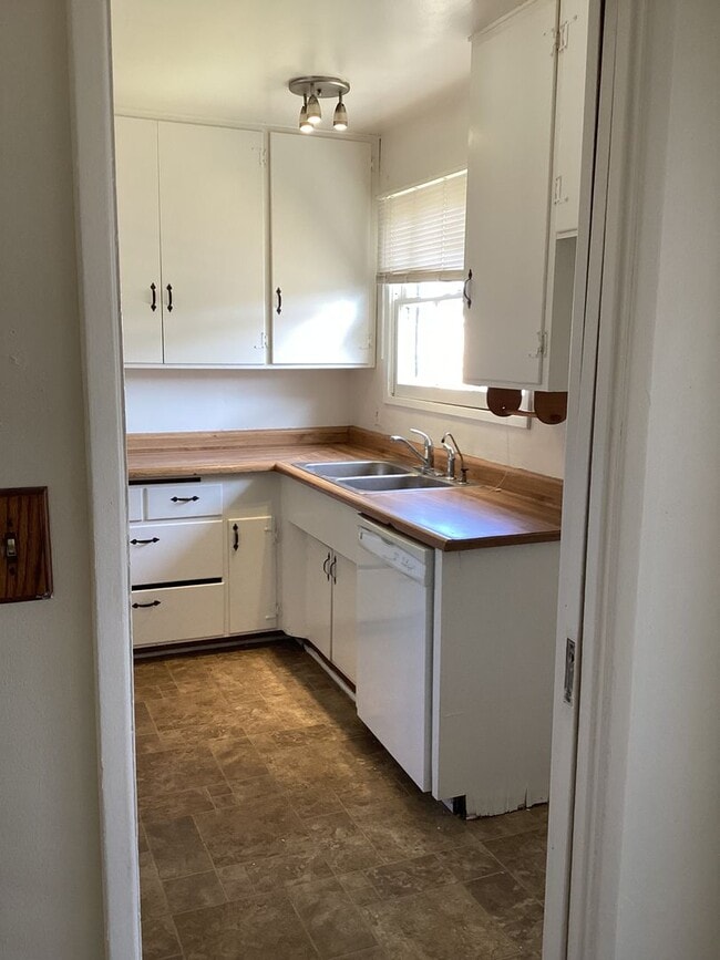Building Photo - Centrally Located Single Story Ranch Style...