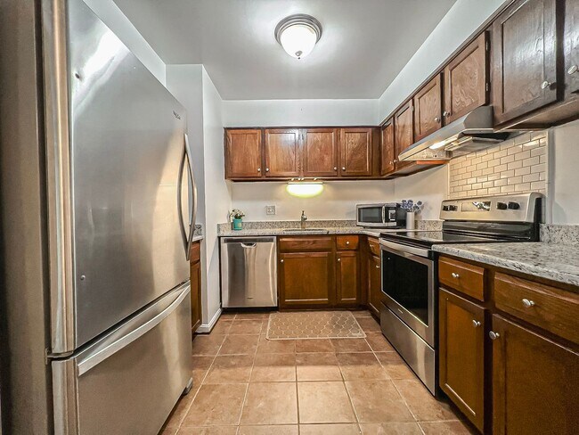 Building Photo - A Gorgeous 1 Bed 1 Bath Unit With Patio In...