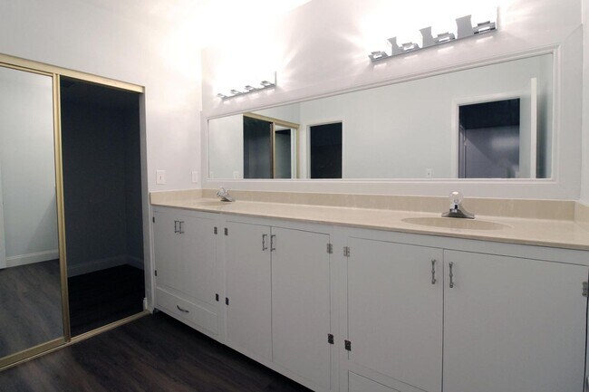 Building Photo - 3 Bedroom Townhouse in Gleneagles Community of Bluewater Bay!