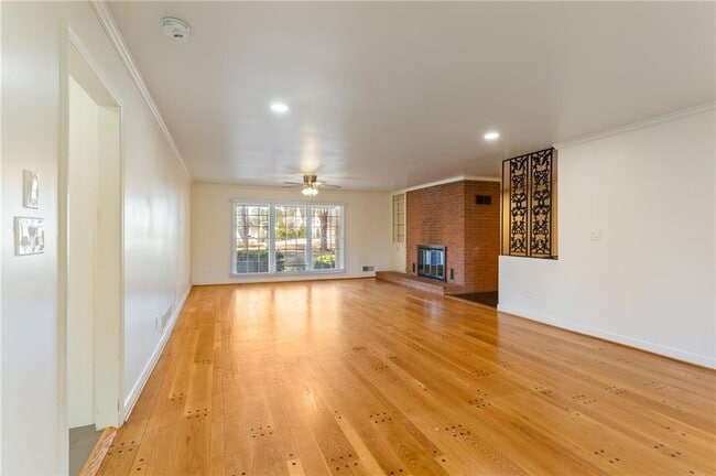 Building Photo - 3355 Pinetree Dr SE