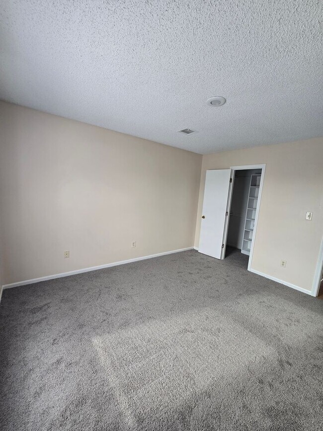 Building Photo - 6642 W 152nd St