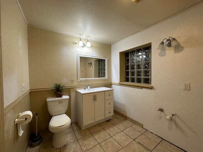 Building Photo - Downstairs apartment for rent
