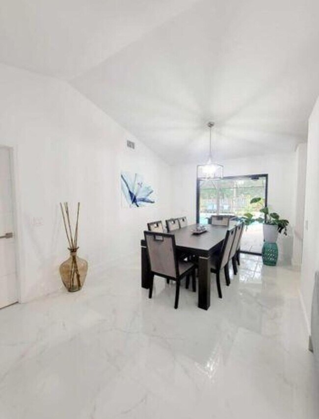 Building Photo - 1697 SW Clover St