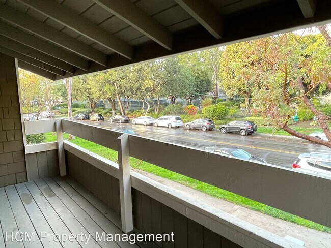 Building Photo - Studio, 1 bath House - 18 Streamwood