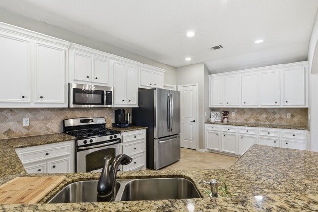 Building Photo - 102 Golfview Ct