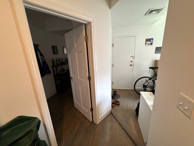 Building Photo - 1406 Beacon St