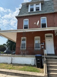 Building Photo - 336 W 8th St