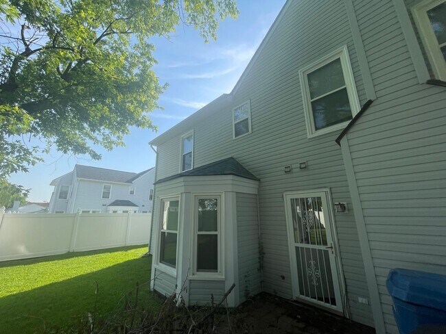 Building Photo - Ocean Lakes Single Family Home Ready for Move In!