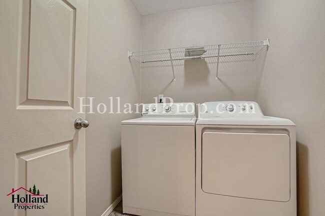 Building Photo - Charming End-Unit Townhouse in a Prime Loc...