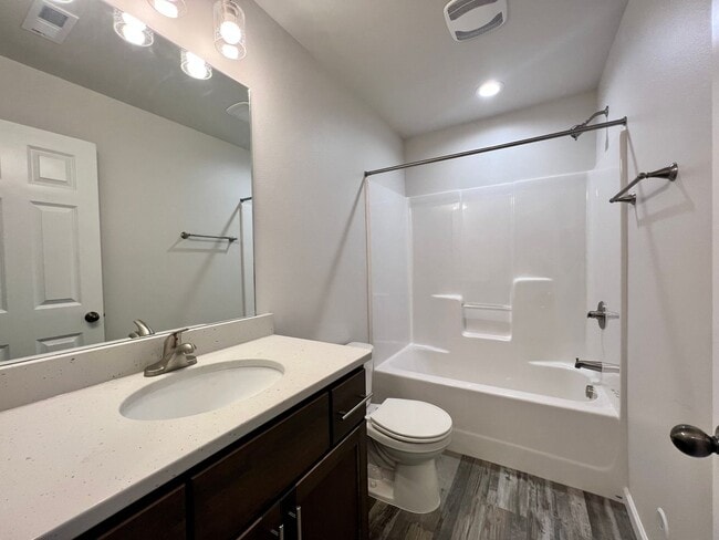 Building Photo - 4 Bed | 2 Bath | 2 Stall Garage | Single Family Home