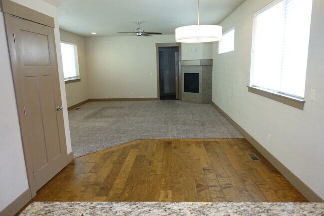 Building Photo - Beautiful Central Bench Home