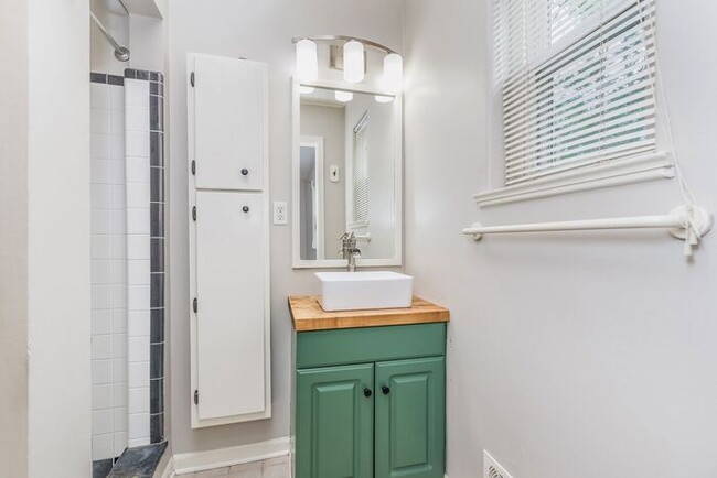 Building Photo - Fantastic 4 Bedroom Home In Great North Indy Location!