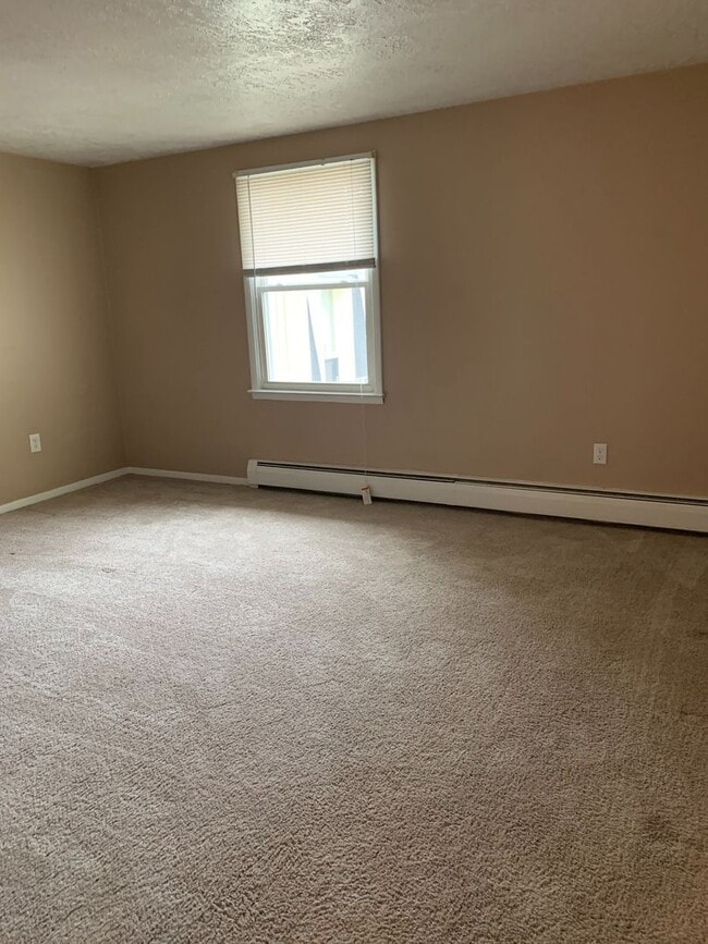 Building Photo - Large 2 Bedroom 1 Bath Apartment