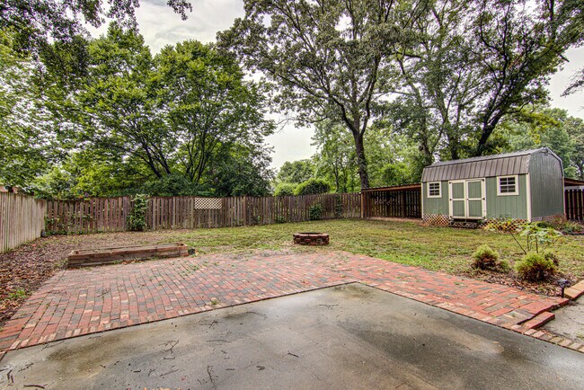 Building Photo - 2315 Treetop Ln