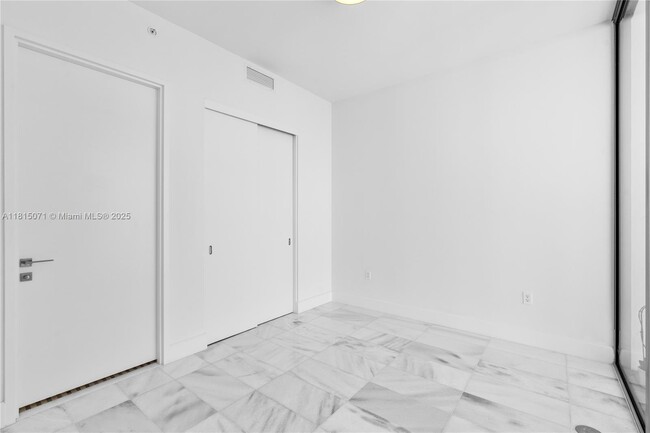 Building Photo - 700 NE 26th Terrace