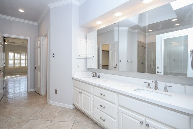 Building Photo - 4402 Jamaica Dr