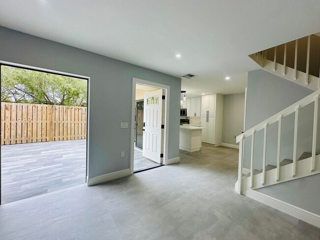 Building Photo - 403 4th Ln