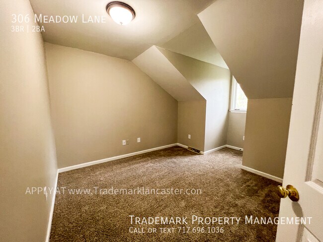 Building Photo - Spacious 3 Bedroom 2 Bath Town Home