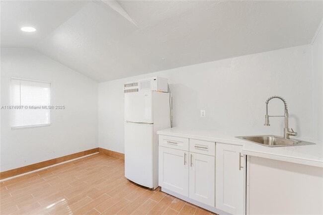 Building Photo - 1560 NE 42nd St