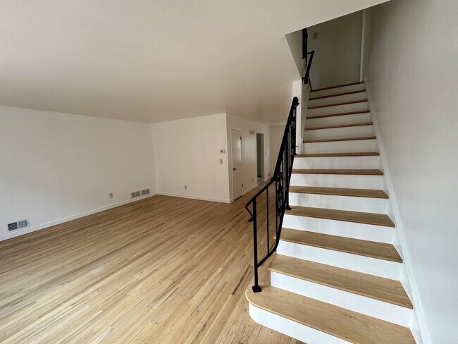 Building Photo - 43 W 30th St