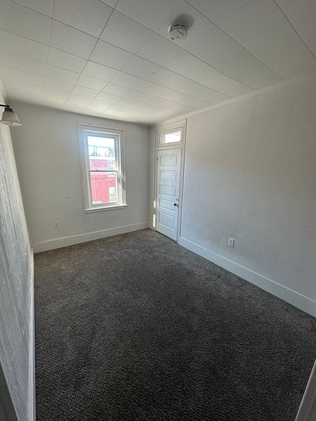 Building Photo - 1047 W Poplar St