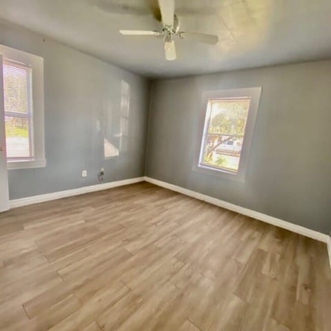 Building Photo - Handyman Special $0 First Month's Rent / $0 Deposit at move-in “You fix, you SAVE BIG!!” Contact ...