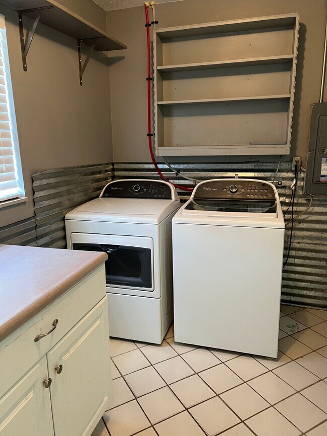Building Photo - Adorable 3 bedroom 2 bath rental with full...