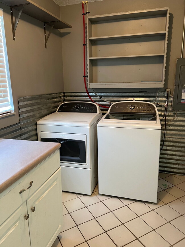 Building Photo - Adorable 3 bedroom 2 bath rental with fully fenced yard