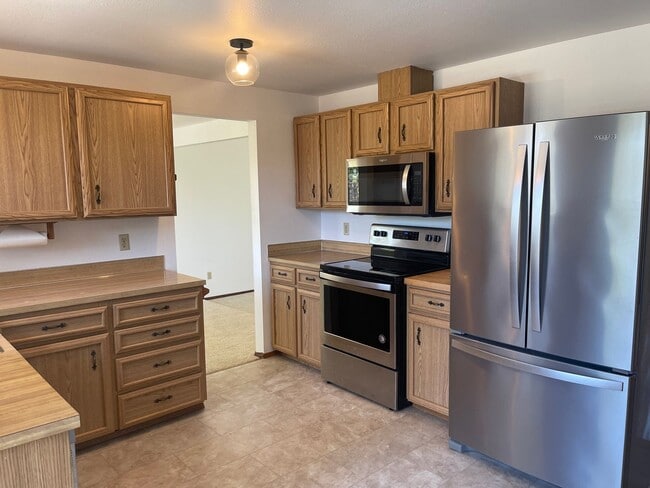 Building Photo - Charming 3bd split level