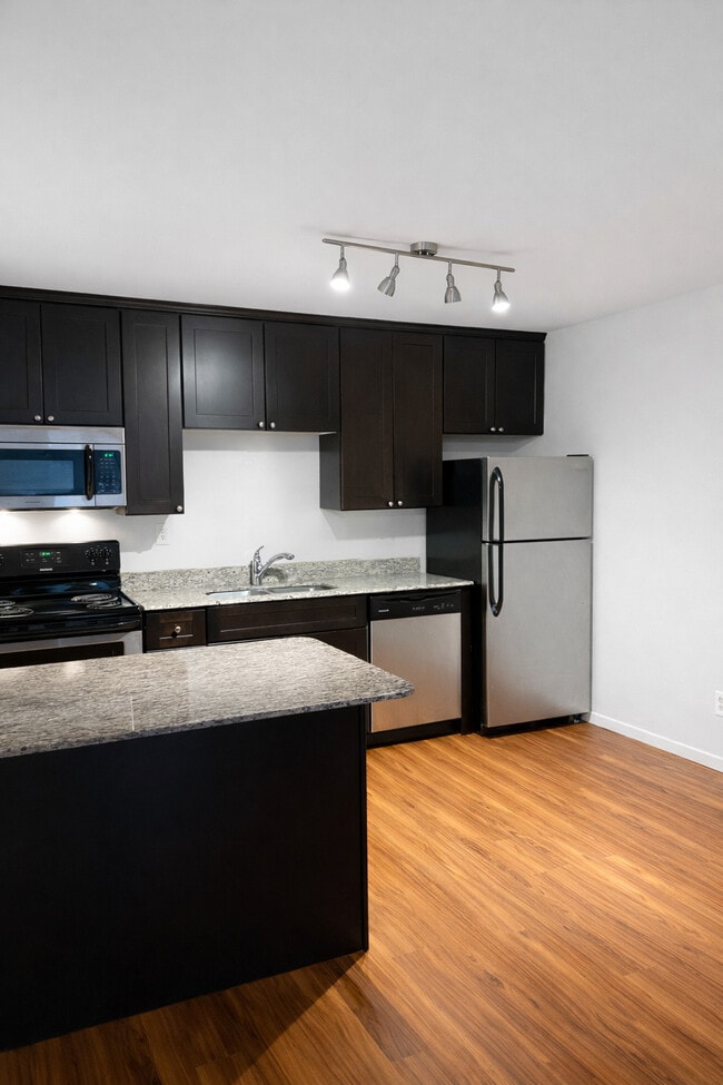 Building Photo - The Denn of Dinkytown