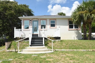 Building Photo - 403 N Oleander Ave