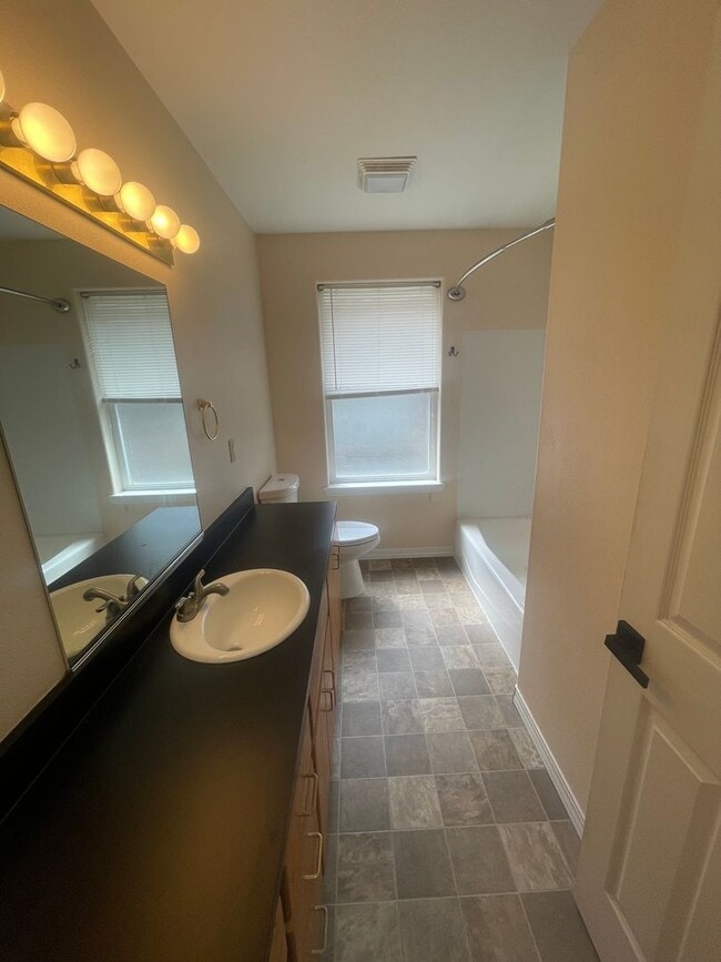 Building Photo - Pet Friendly Charming 3 Bedroom Home with ...