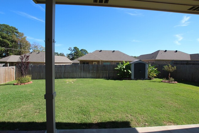 Building Photo - Beautiful 3 bedroom 2 bath home in the hea...