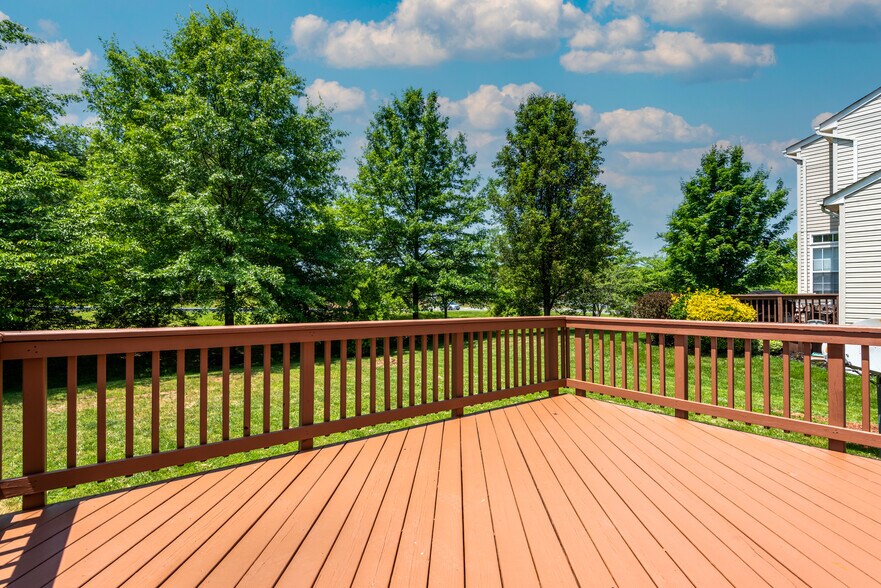 Deck overlooking trees - 15121 Toccoa Ct