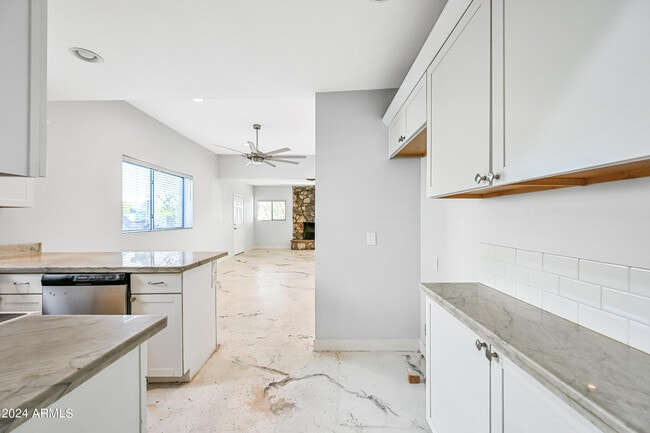 Building Photo - 1850 W Glenrosa Ave