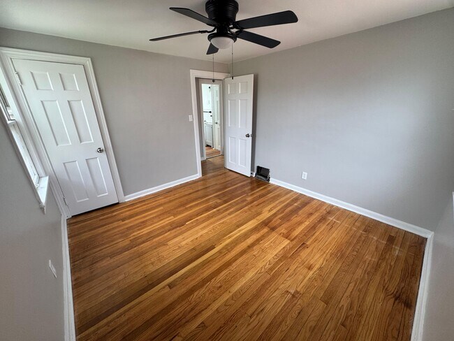 Building Photo - 525 E 222nd St