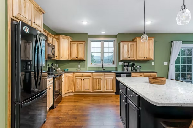 Building Photo - 4 Bedroom in Waterbury, VT Available on 7/1 (Furnished + Utilities included)