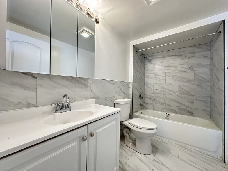 Building Photo - 1639 Oakwood Ave