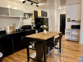Building Photo - Pet-friendly Ground level Modern apartment