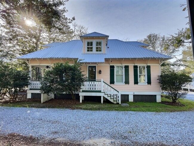 Building Photo - Commercial/Residential 3 Bedroom 3 Bath Cottage Close to Downtown Ocean Springs