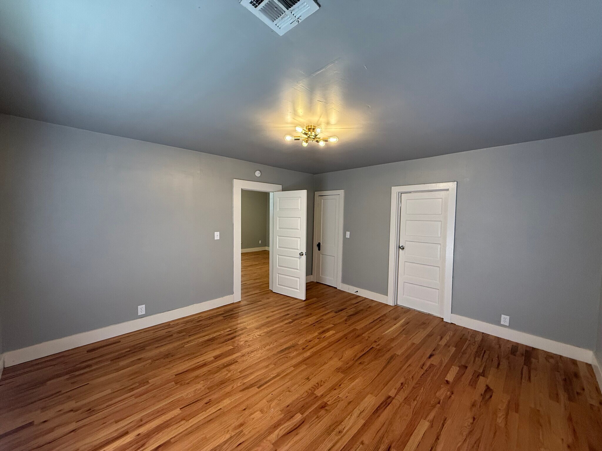 Building Photo - 706 S Saint Louis Ave