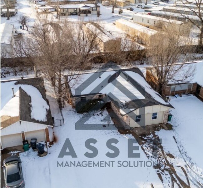 Building Photo - Spacious 5-Bedroom Home Near Tinker AFB and Local Parks