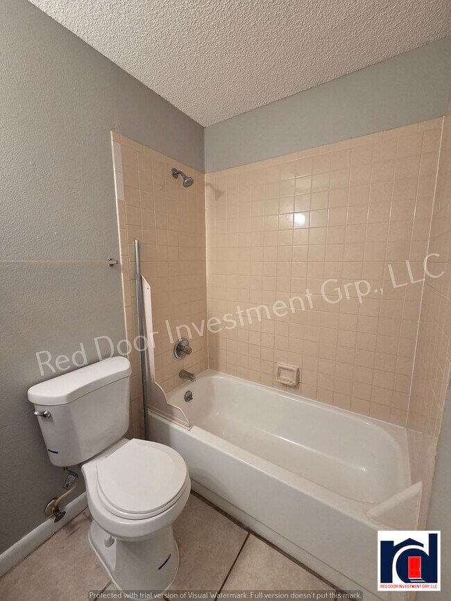 Building Photo - Spacious 2/2 quadplex