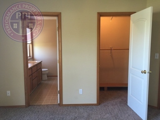 Building Photo - Oregon City Two Level Home with Large Backyard Pet Welcome