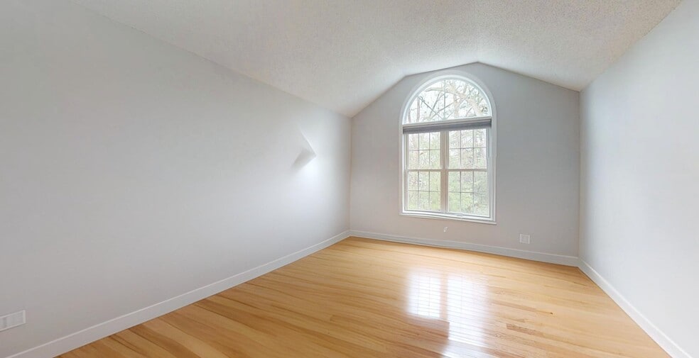 Building Photo - 8 Knollwood Ct