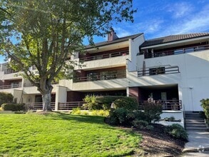 Building Photo - Beautiful 2 bedroom 2 bath condo available...