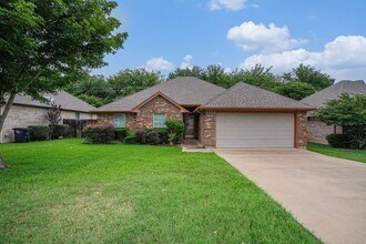 Building Photo - Welcome to this inviting 3-bedroom, 2-bathroom home in the heart of Cleburne, perfectly suited fo...