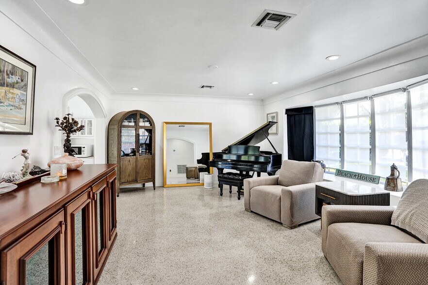 Building Photo - 280 NE Spanish Ct